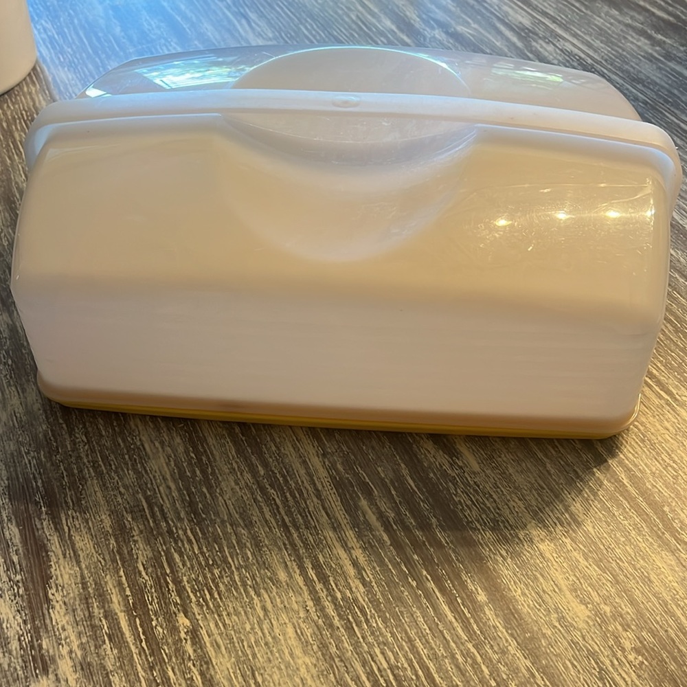 - Vintage Tupperware sheet cake / cupcake carrier with cover and handle.